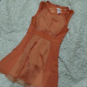 Peach-colored sleeveless dress with lace and pleated Chiffon